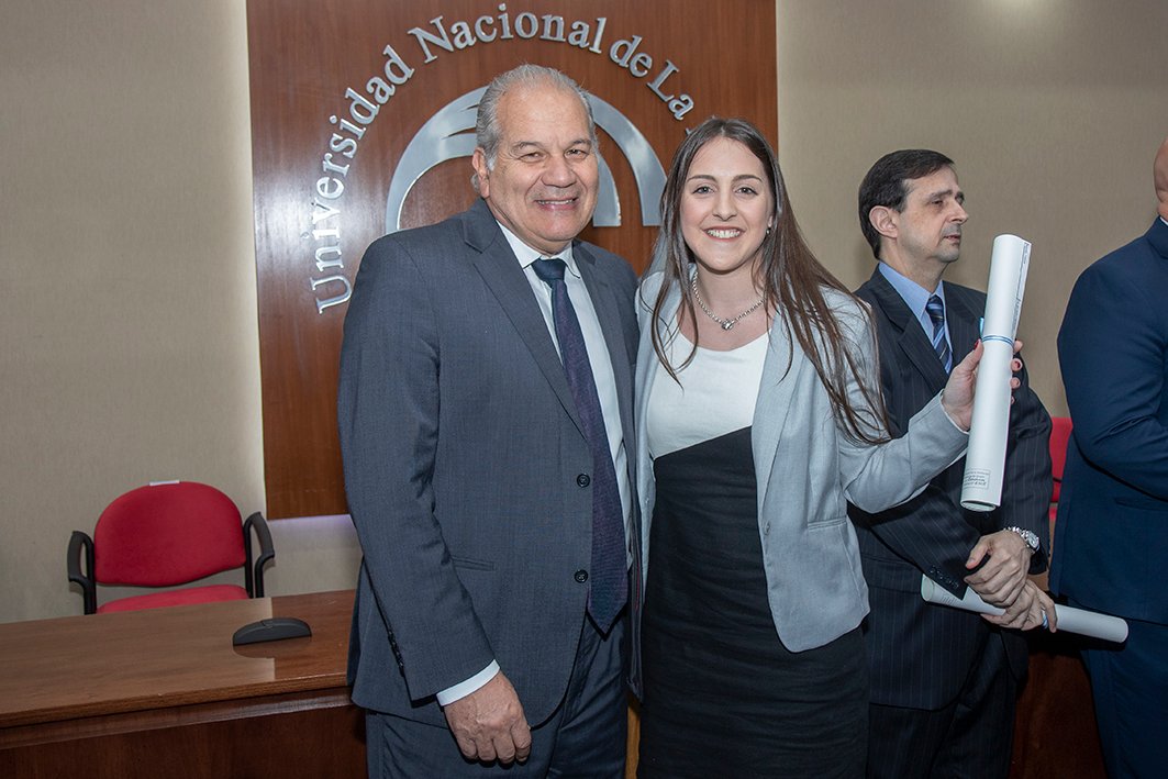 DrMartinezUNLaM's tweet photo. En cada ceremonia de colación, los graduados se acercan a decir "gracias"; pero la verdad es que soy yo el que se siente agradecido. Es el momento que me pone más feliz, cuando veo a cientos y cientos de egresados levantar sus diplomas y observo la emoción de sus familias. https://t.co/cqQwSWkRGV