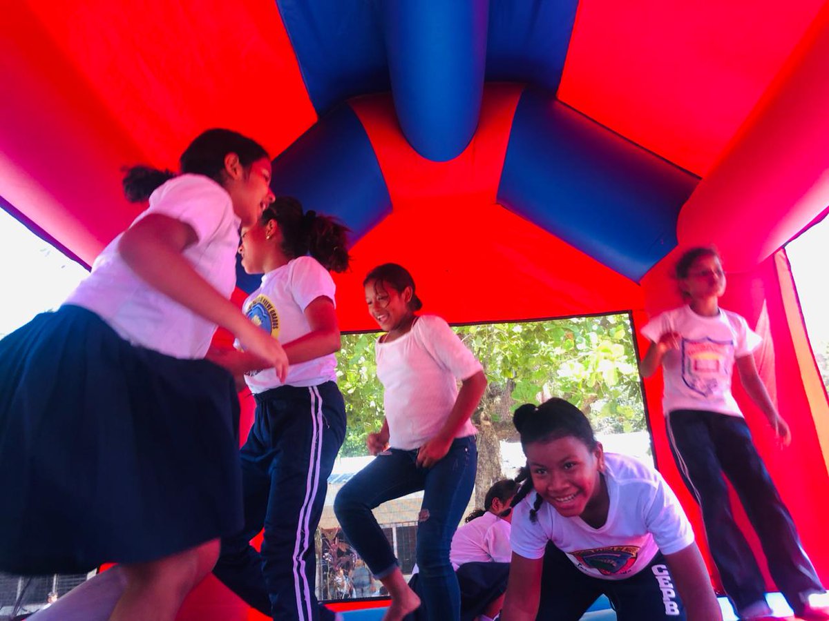 FHIS_HN's tweet photo. La alegre actividad, donde IDECOAS llevó donas azucaradas, jugos, palomitas, entre otras golosinas, tuvo por escenario la Escuela Policarpo Bonilla del barrio Paraíso, en la cálida ciudad costera. 
#IDECOAS #Recreovías https://t.co/Kk5tbx5Raj