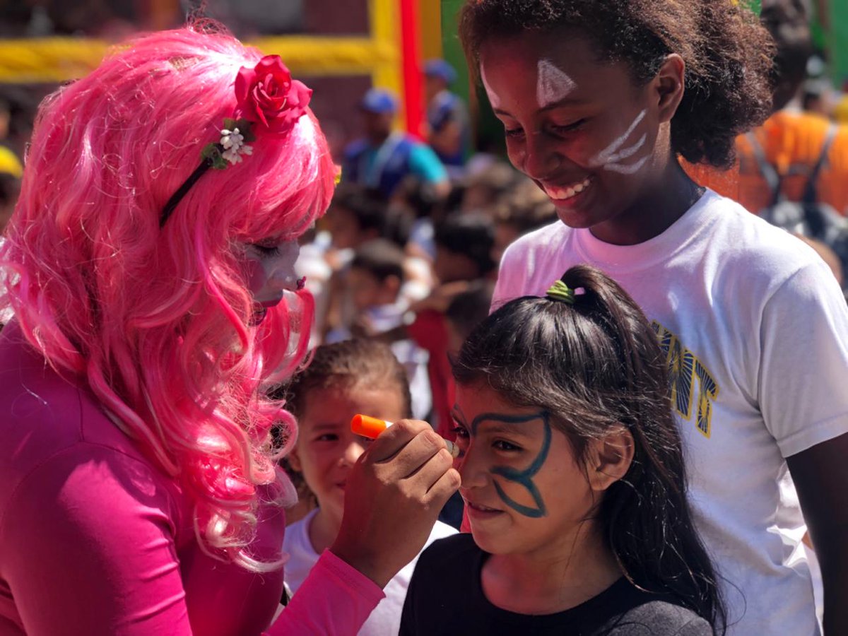 FHIS_HN's tweet photo. La alegre actividad, donde IDECOAS llevó donas azucaradas, jugos, palomitas, entre otras golosinas, tuvo por escenario la Escuela Policarpo Bonilla del barrio Paraíso, en la cálida ciudad costera. 
#IDECOAS #Recreovías https://t.co/Kk5tbx5Raj