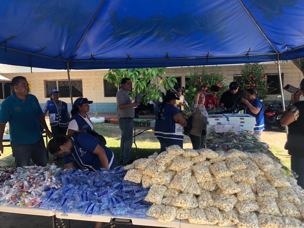 FHIS_HN's tweet photo. La alegre actividad, donde IDECOAS llevó donas azucaradas, jugos, palomitas, entre otras golosinas, tuvo por escenario la Escuela Policarpo Bonilla del barrio Paraíso, en la cálida ciudad costera. 
#IDECOAS #Recreovías https://t.co/Kk5tbx5Raj