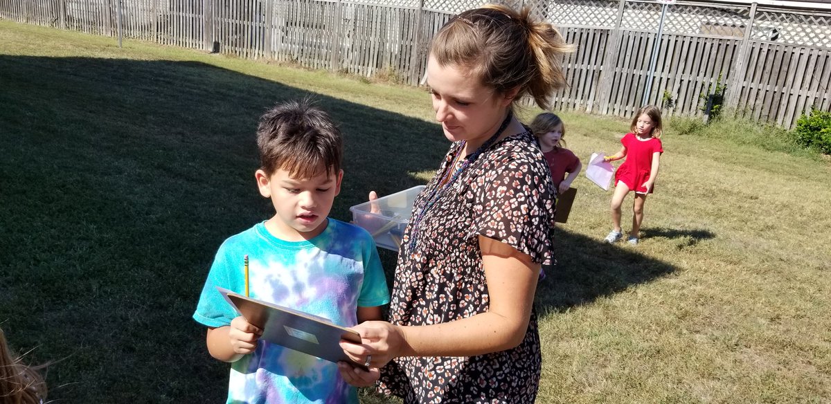 LakeShoreAACPS's tweet photo. Second grade scientists @LakeShoreAACPS make observations and notes on nature surrounding their school with Mrs. Steimetz leading them in "Place Based" scientific discovery.
#AACPSAwesome  #AACPSScience 
#Placebasededucation 
@LakeShoreAACPS https://t.co/ndW9Bkb3Q9