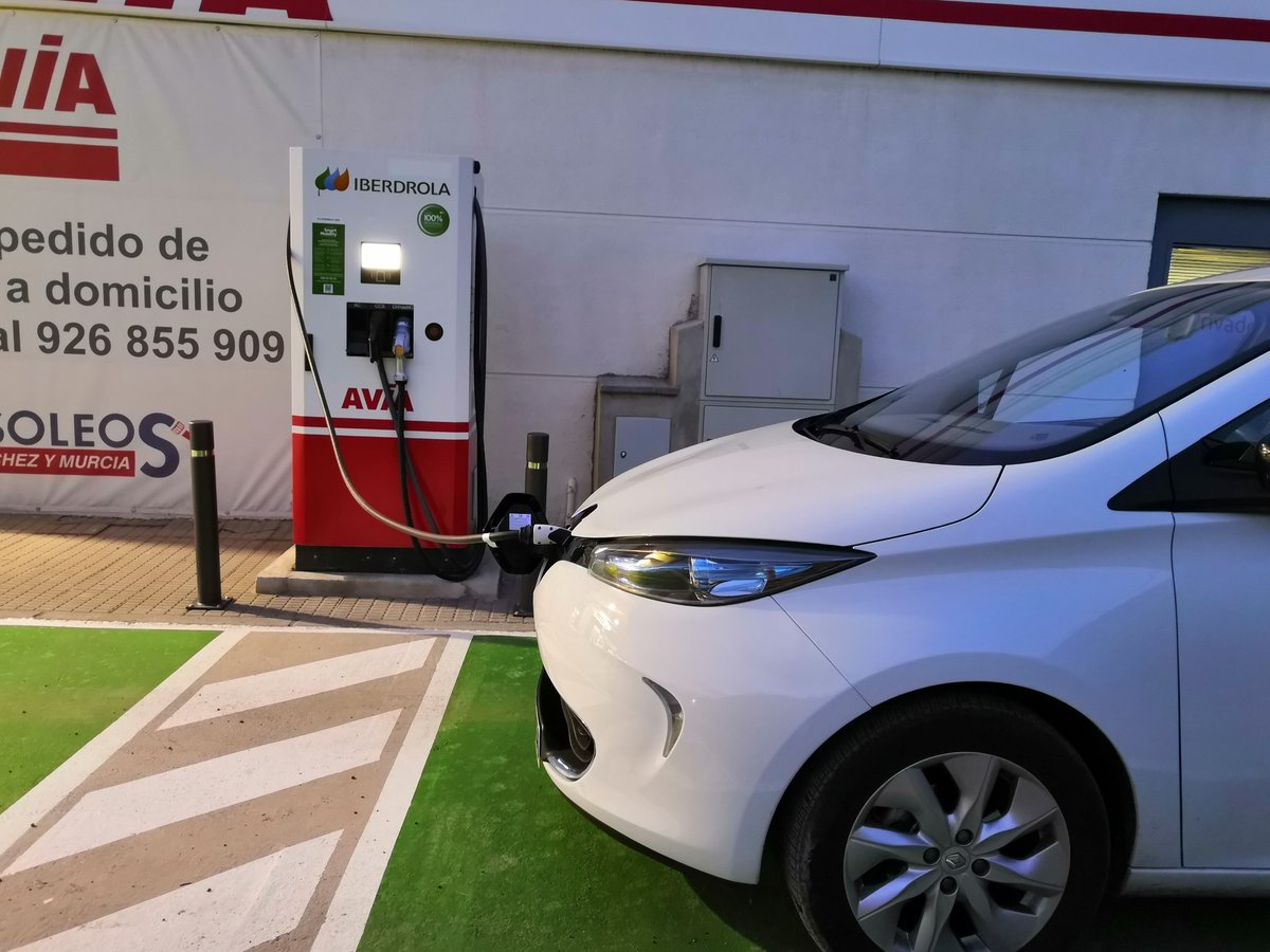 SpainEv's tweet photo. Hoy cargando a esos magníficos 43kw/h de potencia que permite el #RenaultZOE #Q210 con su cargador camaleón en un cargador de @iberdrola
@GroupeRenaultEV @PrensaRENAULT @pasa_electrico @electromaps https://t.co/afTWmoG35d