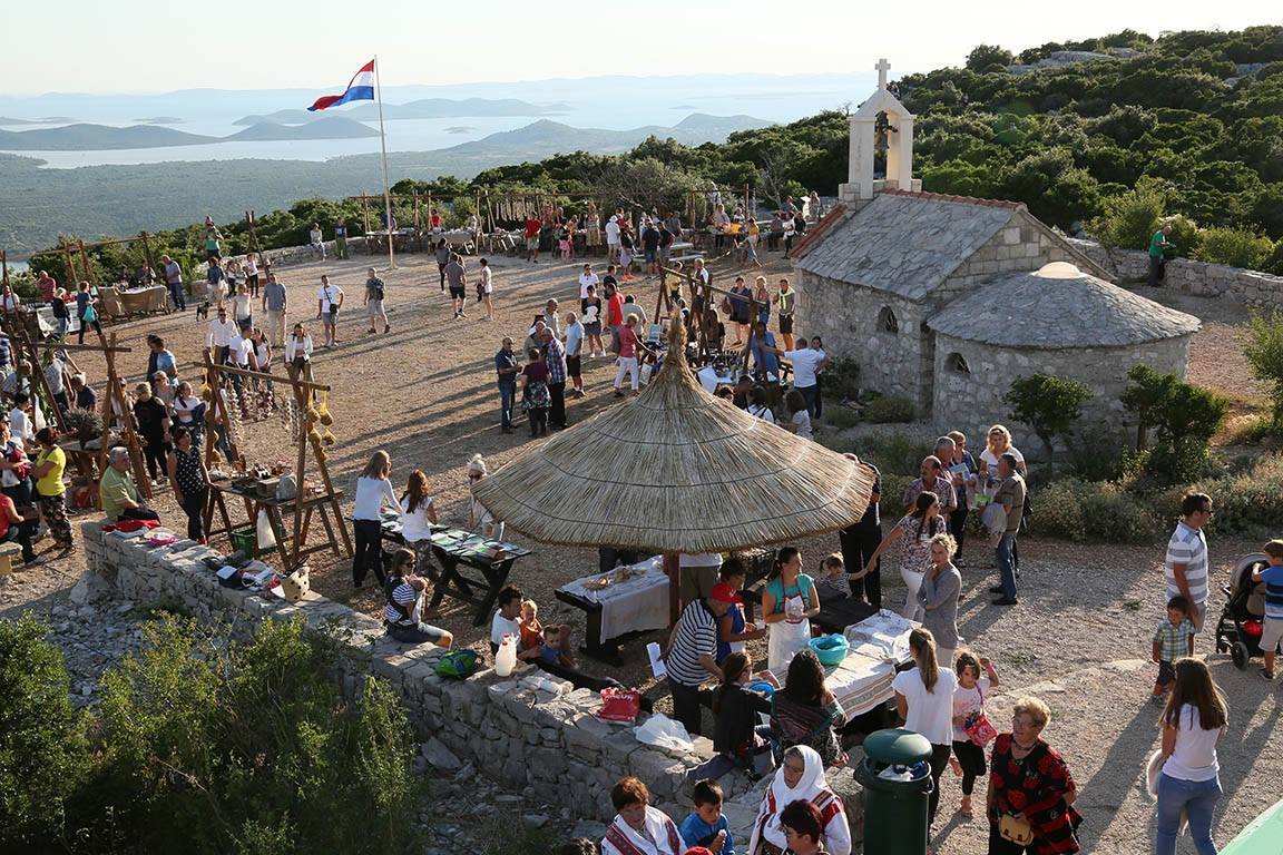 ValToursBiograd's tweet photo. Garlic&amp;Games, a local products fair near Biograd at Vransko Lake nature park, viewpoint Kamenjak, this weekend 21.09 and 22.09.2019, See, hear and taste our tradition.
#localfair #tradition #Vransko #Biograd #Croatia https://t.co/X8O5LOPknH
