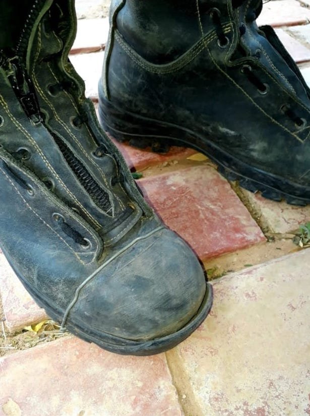 Ro_wachugi's tweet photo. "El calor es tan fuerte que até con alambre mis botas para que no se despeguen", Diego Guanes, bombero del Chaco, pide donaciones para continuar rescatando animales y conteniendo el fuego en el Chaco junto a sus compañeros de Filadelfia y Loma Plata.

📞0984817999
@Universo970py https://t.co/5aal34R4ET