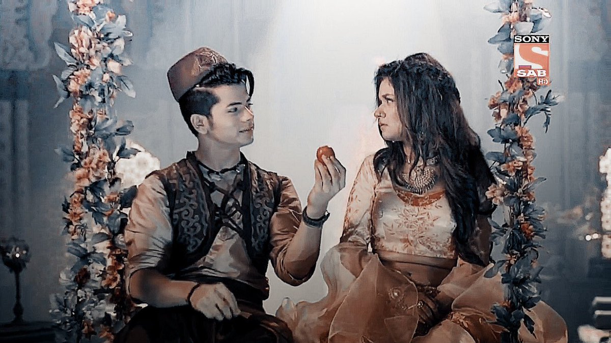 AlasmineEdits's tweet photo. The amount of feels I got from this episode is not measurable, All those flashbacks and Yasmines costume changes and everything in the episode was perfect😍❤️

#aladdinnaamtohsunahoga #aladdinonsab #alasmine https://t.co/elwwTI7KgT