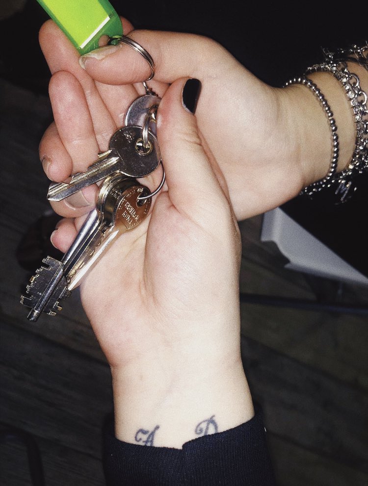 SkyfullofE's tweet photo. Nulla regà ovviamente io e @beautifvlpain ce l’abbiamo fatta e ora sono sul treno in lacrime perché mi manca tantissimo.
Mi fate il favore di taggarla qui sotto per ricordarle che è uno spettacolo ?così sorride. 
Se lo merita più di chiunque altro.👭😭🔐💛 https://t.co/IqVkRMUOv0
