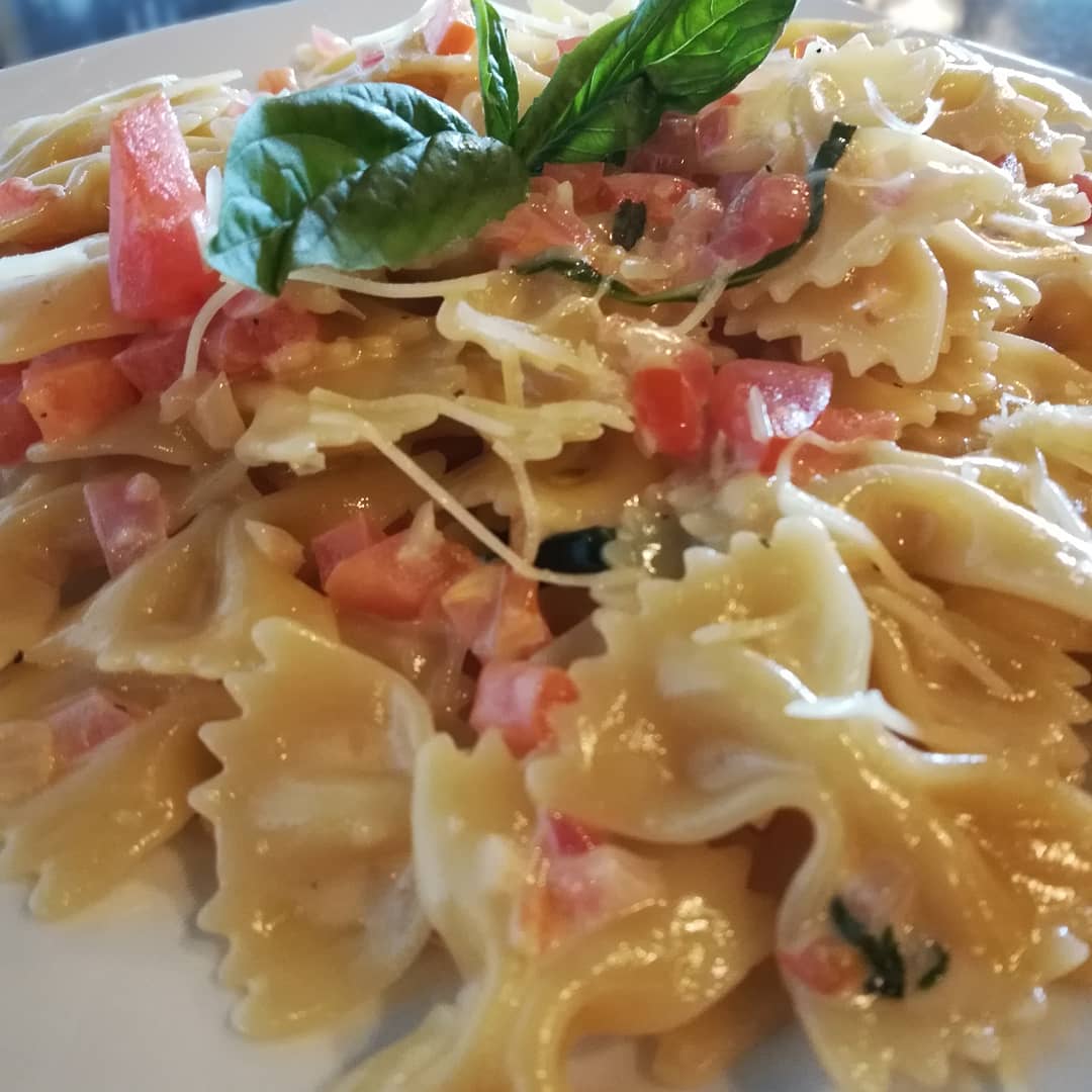 🍝Pasta Tonight @ Good Liquid Brewing Company! Come try our pasta specials: Bowtie pasta w/ a light creamy white wine sauce, tomatoes, onion, &amp; basil OR Linguine pasta w/ creamy parmesan alfredo sauce &amp; parsley garnish. Pair this with our wine special! 🍷🍝