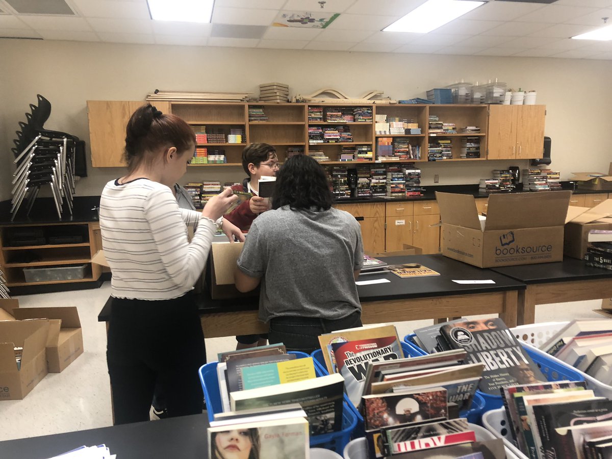teachtwilliams's tweet photo. Had some kids ask to see the “book room” and they went book shopping. #badgersread @cheryljhunt @EdWillkie https://t.co/7hfnNL6Nh9