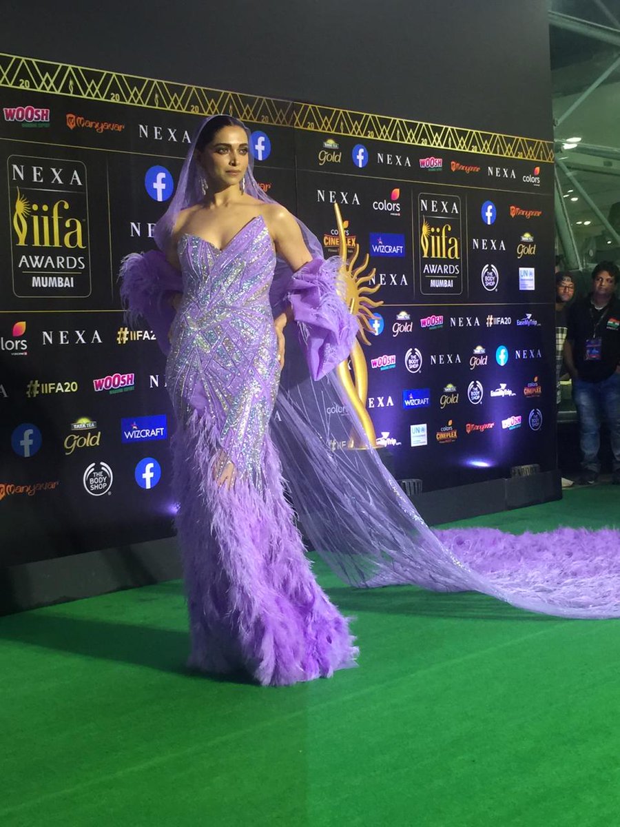 DeepikaPFC's tweet photo. [PICS] Deepika Padukone on green carpet at #IIFAAwards2019 😍💜 #iifa20 #IIFA https://t.co/mtuwYSKoor