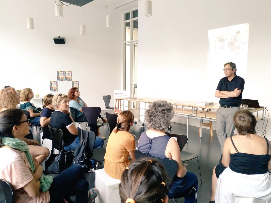 Escola_Alberich's tweet photo. Tarda a Barcelona, a la recerca de la pregunta... 🔎💡🔮 Com serà el projecte artístic  de la comunitat de mitjans i grans? 🎨🖌️ la inspiració, al @MACBA_Barcelona #MACBAeducacio #Educació #Art #Projectes #Museus #Genial @xarxaCb https://t.co/pMKDinnqaf
