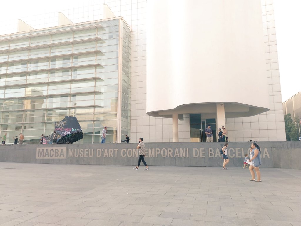 Escola_Alberich's tweet photo. Tarda a Barcelona, a la recerca de la pregunta... 🔎💡🔮 Com serà el projecte artístic  de la comunitat de mitjans i grans? 🎨🖌️ la inspiració, al @MACBA_Barcelona #MACBAeducacio #Educació #Art #Projectes #Museus #Genial @xarxaCb https://t.co/pMKDinnqaf