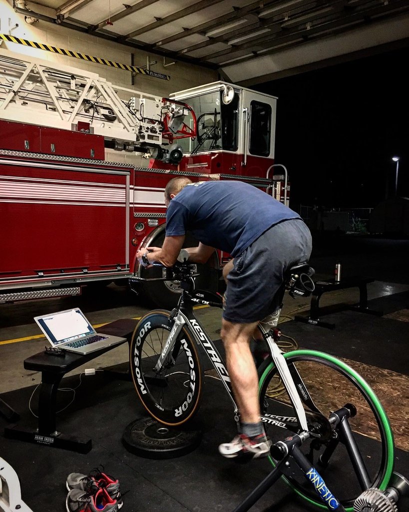 KineticTrainer's tweet image. @swimbikerunsmile closing out his evening with a little #trainertime. #triathlete #biketrainer #bikelife