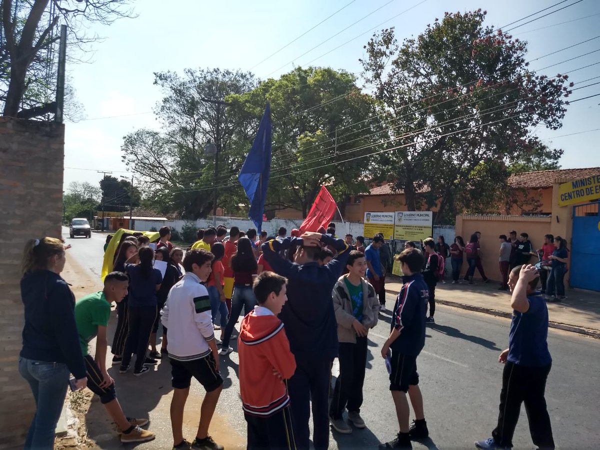 juloscary's tweet photo. Estudiantes del Centro Educativo Integral de Luque cierran ruta en Luque exigiendo respuestas al gobierno sobre aumento del presupuesto para educación, triplicacion de los fondos de gratuidad y ampliación de la alimentación escolar. #FENAES https://t.co/G9E0Wd5xlP