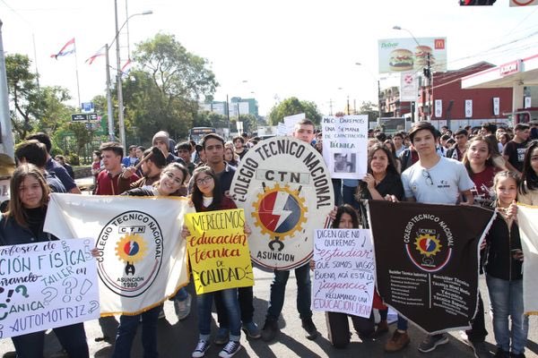 IsisCoronel3's tweet photo. Las y los estudiantes necesitamos y exigimos mayor inversión en educación!
#SinInversiónNOHayEducación @petta08 @BMLopezB @RobertCanoPY https://t.co/uH5mmdhgyf