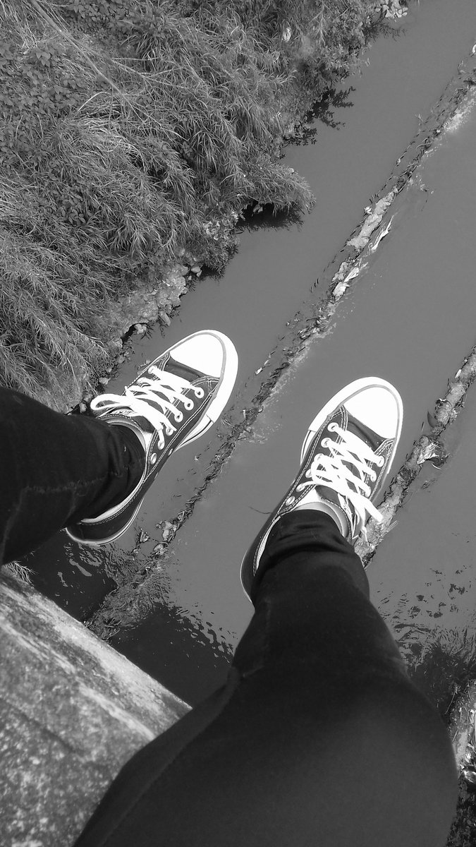 666sadness's tweet photo. Sentado na ponte do abismo me vejo sem saída, os pensamentos suicidas me perseguem, eu tenho uma grande responsabilidade agora e não posso pular. https://t.co/BzLJpZYFe7