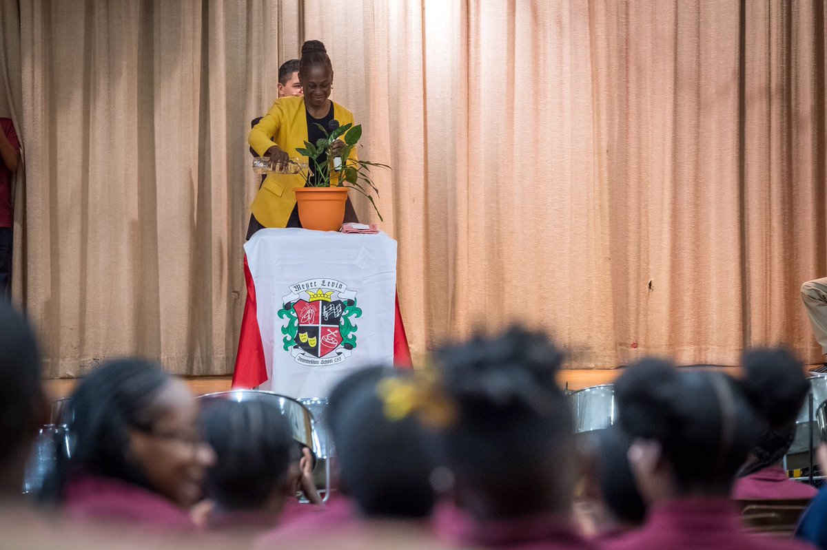 NYCFirstLady109's tweet photo. This is the first September in a long time that I haven't had a child starting school, so today's visit to Meyer Levin was extra special! I poured my libation for all of the students and teachers who welcomed me. https://t.co/wUtELZ0P3n