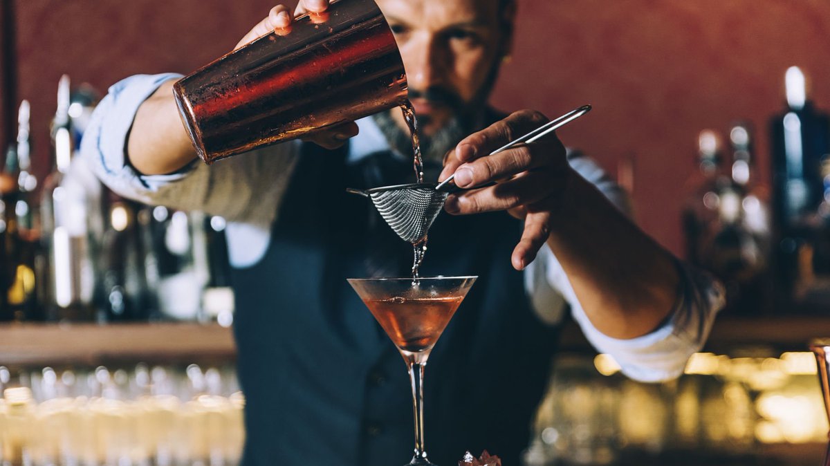 lifehacker's tweet photo. How to get a bartender’s attention without being a big jerk #JerkWeek https://t.co/4sIKK2zLAO https://t.co/vGtXwJDqa4