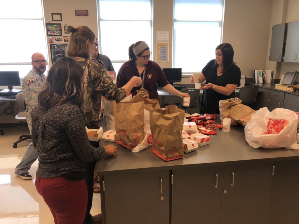Happy National Cheeseburger Day!! Thank you Freddy’s for the donation of half of the cheeseburgers for teachers in Freshman Academy! We had some really happy teachers today!! 😀🍔#gcbuffpride <a href="/GCHSbuffs/">GCHS</a>
