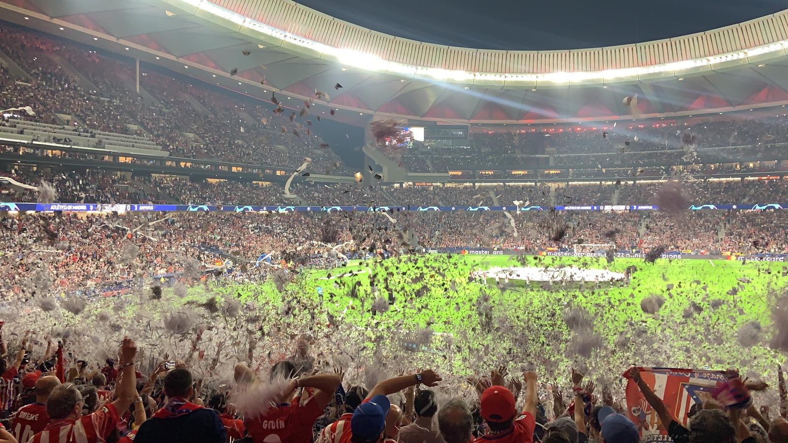 Los aficionados del Atlético de Madrid inundaron el estadio de papelillos.