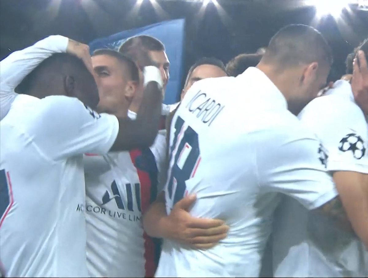 pgoguet's tweet photo. Le bisou de Verratti à Gueye après le 2-0, la reconnaissance d'un passeur à un autre https://t.co/1fX0sERYZd