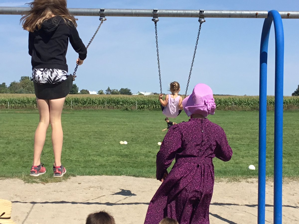 flomunchkins's tweet photo. Enjoying the beautiful day and getting to know our Grade 6 Buddies https://t.co/aFVCTHAuUM