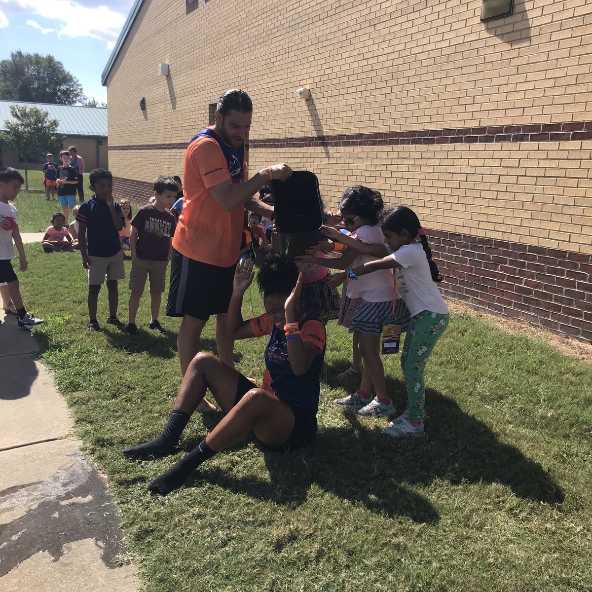 MsBerkSecond's tweet photo. We appreciate Smile Kyle for letting my class SLIME her today since we won the “Share Challenge”! #wiredforFUN #challenge #habittwo #appreciation @SalemSecond @SalemElementary @apexleaderco https://t.co/kVpCSyhKbq