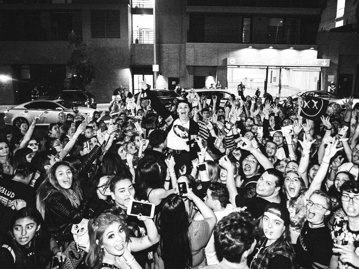 yungblud's tweet photo. 4 ever 🖤🖤🖤 https://t.co/8lx5aIePxV