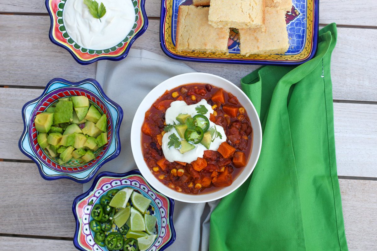 With the cool temperatures here it’s time to warm up from the inside-out with a hearty bowl of sweet potato chilli. #chillirecipe #veganrecipes #instapotrecipes
 susancooksvegan.com/sweet-potato-c…