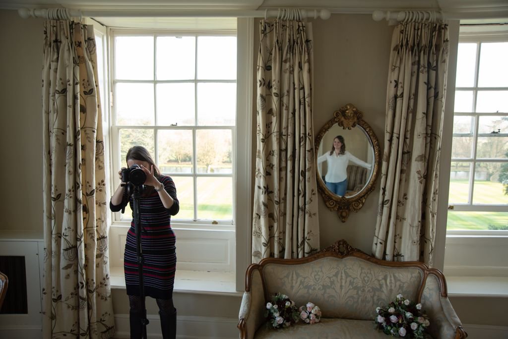 Yay it's #weddinghour! Tonight I'm sharing some photos taken by the super talented <a href="/AmiLouisaPhoto/">AmiLouisaPhotography</a> of the gorgeous family styled shoot we did at @ChicheleyHall earlier this year 😍
