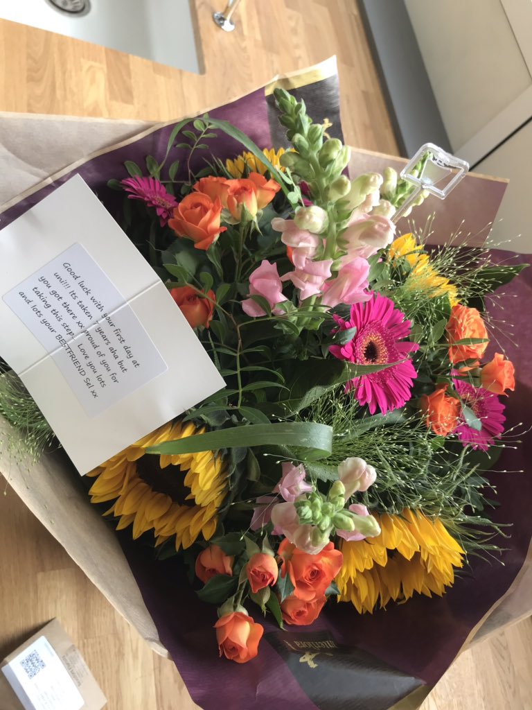 knaknakna222's tweet photo. Beautiful flowers delivered to work today😍❤️ #FirstDayOfUni #Eek https://t.co/c42eoDcOjt