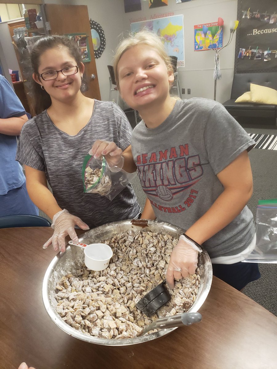 RaqualC's tweet photo. Cook it &amp; they will come! #VikingWarriors #puppychow #chowtime @Seaman_High https://t.co/HqNiOY1z7d