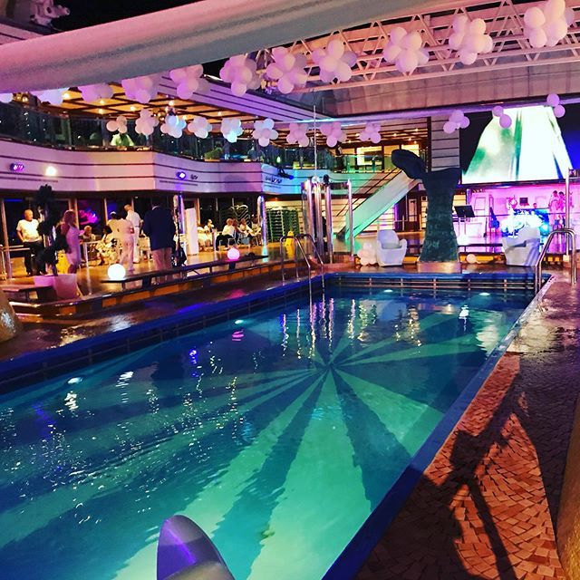 CrocieristaCom's tweet photo. In diretta da  #CostaLuminosa ci stiamo preparando alla #nottebianca 
#crocieristacom #costacrociere #felicitàalquadrato #cruisestyle #cruiselive #cruiselife #cruise #crociera #crocierista https://t.co/G2bmAQMoG7 https://t.co/cg1YaVwYC1