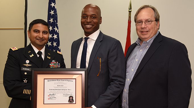 NashvilleCorps's tweet photo. #NashvilleCorps Commander guides leadership graduates toward team success https://t.co/xq8SsX11G8 #LDP1 #Development #ProfessionalDevelopment #USACE https://t.co/PMF0WE2p7k