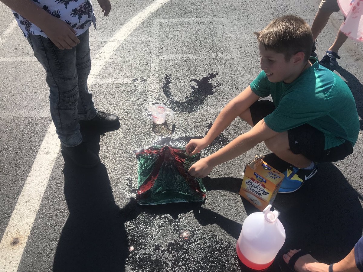 BuerkGreerTeam's tweet photo. Today we finally got to erupt our volcano models!#plsdproud #supervioletES https://t.co/JTKWDVHThd