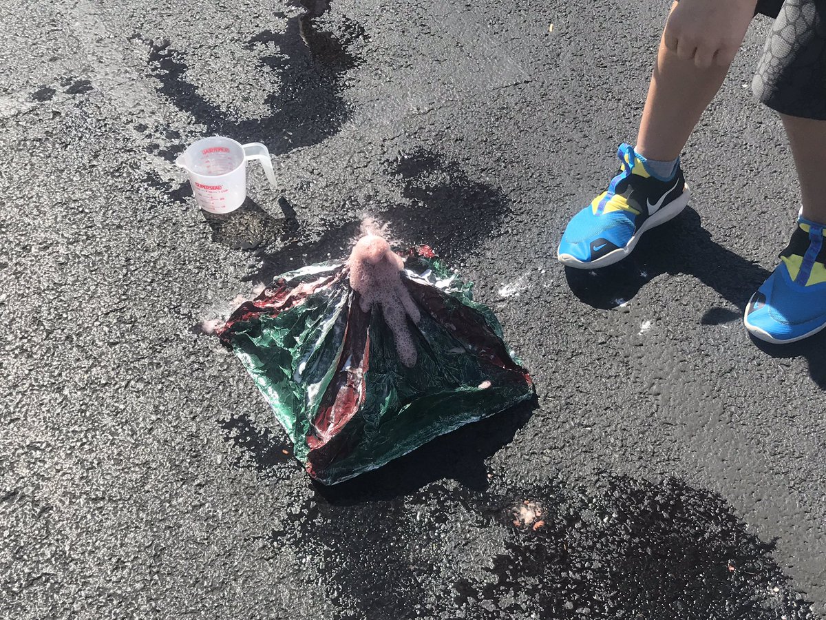 BuerkGreerTeam's tweet photo. Today we finally got to erupt our volcano models!#plsdproud #supervioletES https://t.co/JTKWDVHThd