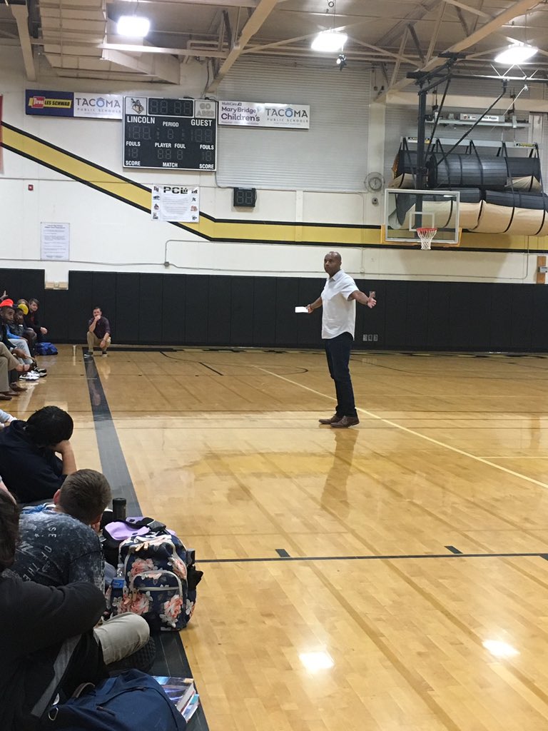LHSLabSci's tweet photo. Junior ABEs! “What are you doing to prepare for your future?” Go to the LINC to see if you are eligible for the College Bound scholarship. Planning a Palmers Scholars application? Get help and info after school. https://t.co/ke5c9MfToI