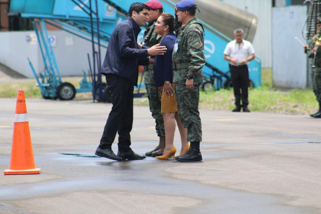 Gobersucumbios's tweet photo. Con un gallardo recibimiento de @FFAAECUADOR y @PoliciaEcuador el Vicepresidente de la República del #Ecuador @ottosonnenh visita la provincia de #Sucumbíos.
@IngMarcelaTorr2 @Gobersucumbios junto a nuestras nacionalidades lo reciben en #BALAG @FuerzaAereaEc. #ElGobiernoDeTodos https://t.co/2lEhZxhAzw