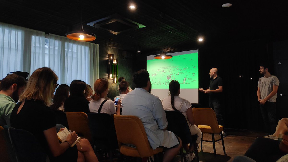 LyzThunder's tweet photo. Qué bien acompañada (e hidratada 🍺) me han tenido hoy. Gracias a @disruptivos por este pedazo de #MailchimpMeetup ! 👌 https://t.co/k7SZHLoN2K
