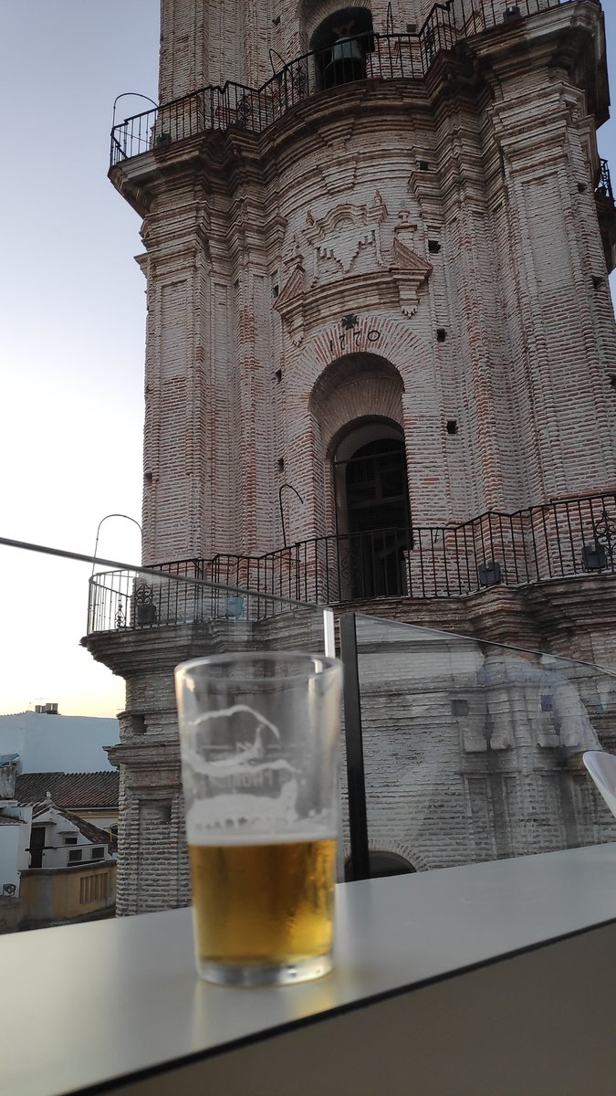 LyzThunder's tweet photo. Qué bien acompañada (e hidratada 🍺) me han tenido hoy. Gracias a @disruptivos por este pedazo de #MailchimpMeetup ! 👌 https://t.co/k7SZHLoN2K
