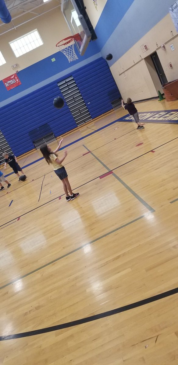 AESbluebirdPE's tweet photo. 1st grade practicing their striking skills using balloons! https://t.co/JU3eTkIADD