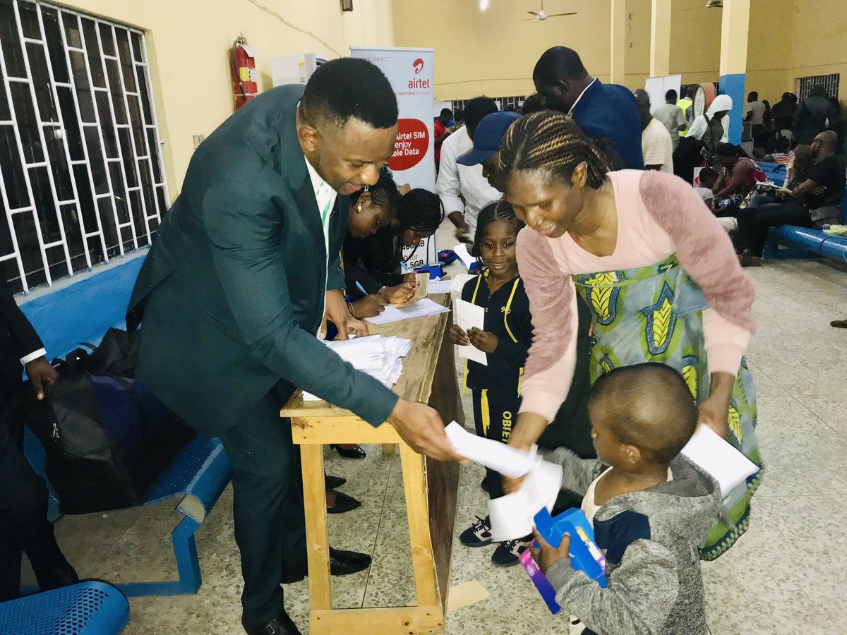 Mr_JAGs's tweet image. SSA to Governor @jidesanwoolu on Diaspora &amp;amp; Foreign Relations @JermainSanwoolu handing over a welcome home cash token to the Nigerians arriving from South Africa tonight after the #XenophobicAttacks #Xenophobia