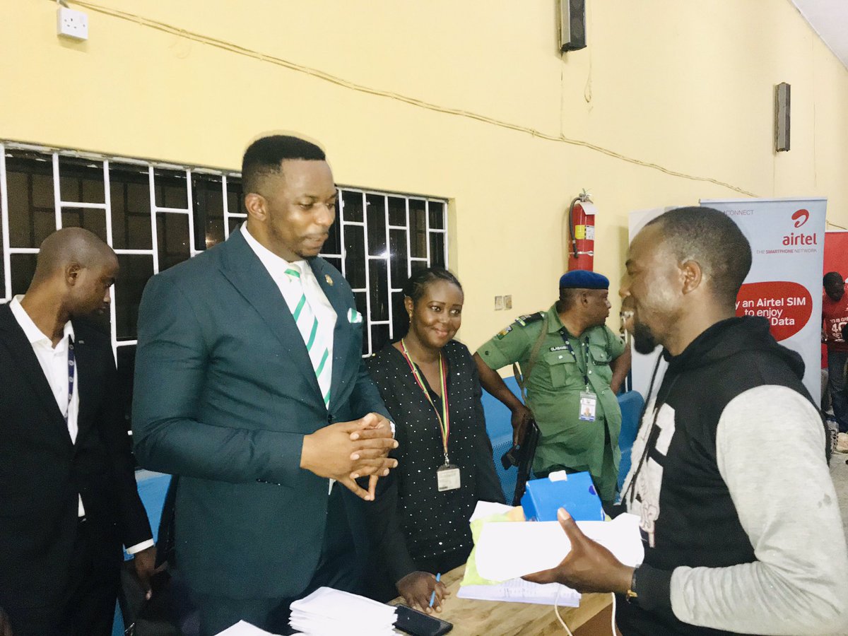 Mr_JAGs's tweet image. SSA to Governor @jidesanwoolu on Diaspora &amp;amp; Foreign Relations @JermainSanwoolu handing over a welcome home cash token to the Nigerians arriving from South Africa tonight after the #XenophobicAttacks #Xenophobia