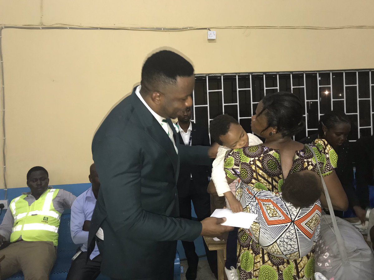 Mr_JAGs's tweet image. SSA to Governor @jidesanwoolu on Diaspora &amp;amp; Foreign Relations @JermainSanwoolu handing over a welcome home cash token to the Nigerians arriving from South Africa tonight after the #XenophobicAttacks #Xenophobia