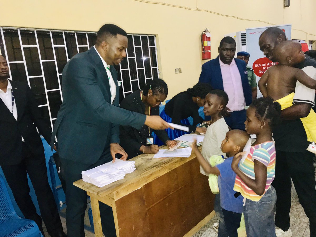 Mr_JAGs's tweet image. SSA to Governor @jidesanwoolu on Diaspora &amp;amp; Foreign Relations @JermainSanwoolu handing over a welcome home cash token to the Nigerians arriving from South Africa tonight after the #XenophobicAttacks #Xenophobia