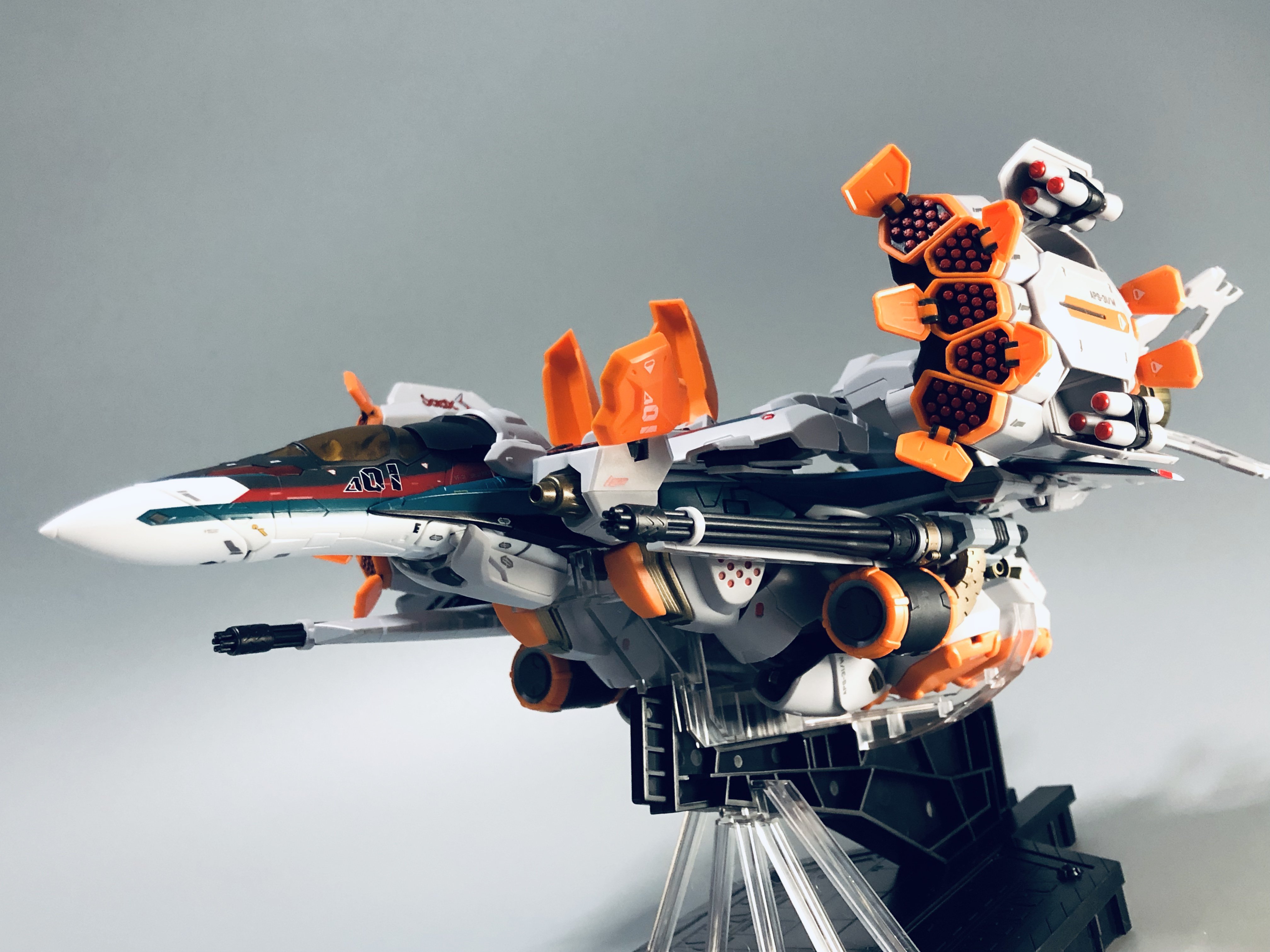 ラグナの金魚 Vf 31s アーマードジークフリードガウォーク形態 Vf 31sアーマードパック装備のガウォーク形態です ハッキリ言ってしまうと動きません 脚部のアーマーも大型なので 台座を挟み込むとクリアランスは全く無し そして自立も無理です