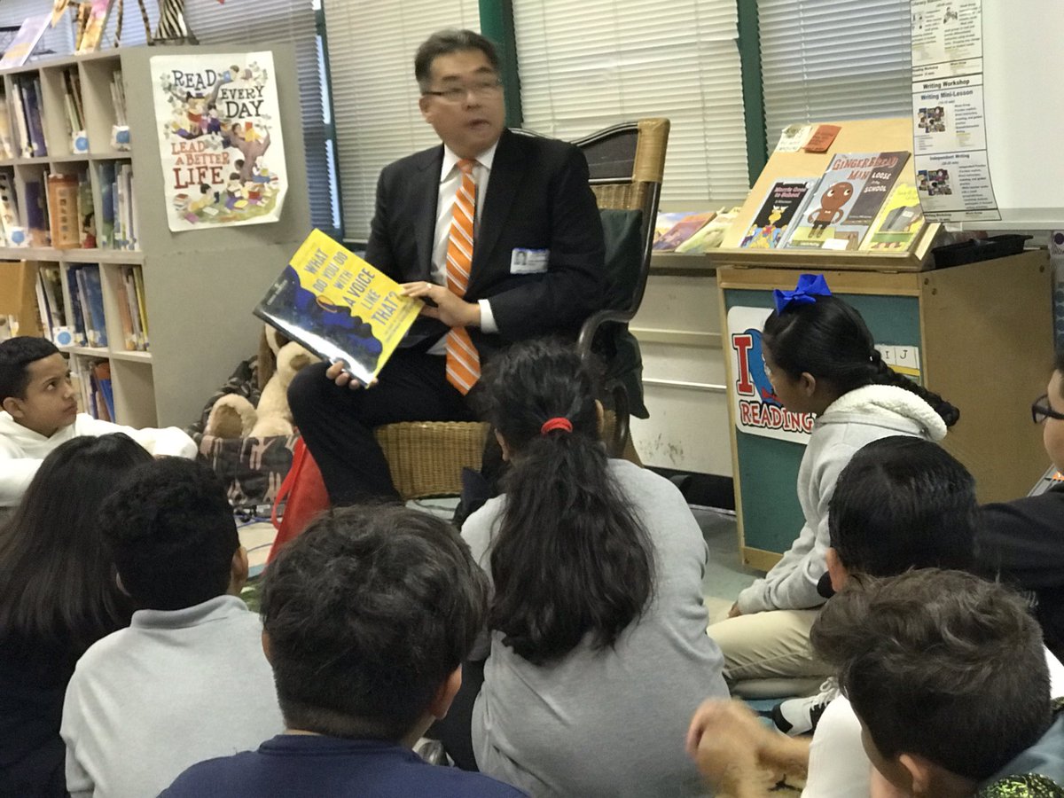 Landinthebooks's tweet photo. Our scholars enjoyed Constitution Day &amp; honoring Barbara Jordan! A big THANK YOU goes to our first special guest reader, John Nechman! The book, What Do You Do With A Voice Like That! is a must read! 📚@JeffersonES2 @Nechlaw @thehba #ConstitutionDay #JeffersonProud https://t.co/D2oli91la6