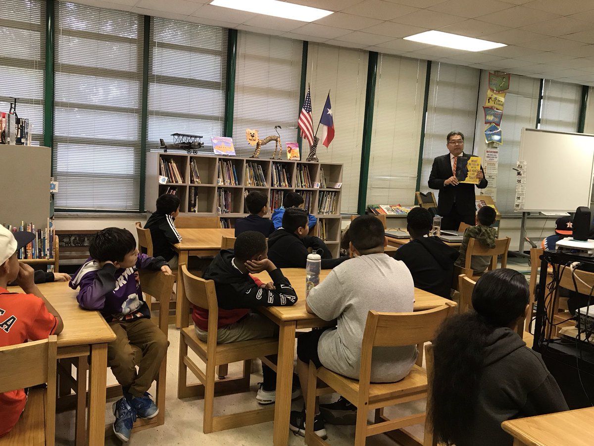 Landinthebooks's tweet photo. Our scholars enjoyed Constitution Day &amp; honoring Barbara Jordan! A big THANK YOU goes to our first special guest reader, John Nechman! The book, What Do You Do With A Voice Like That! is a must read! 📚@JeffersonES2 @Nechlaw @thehba #ConstitutionDay #JeffersonProud https://t.co/D2oli91la6