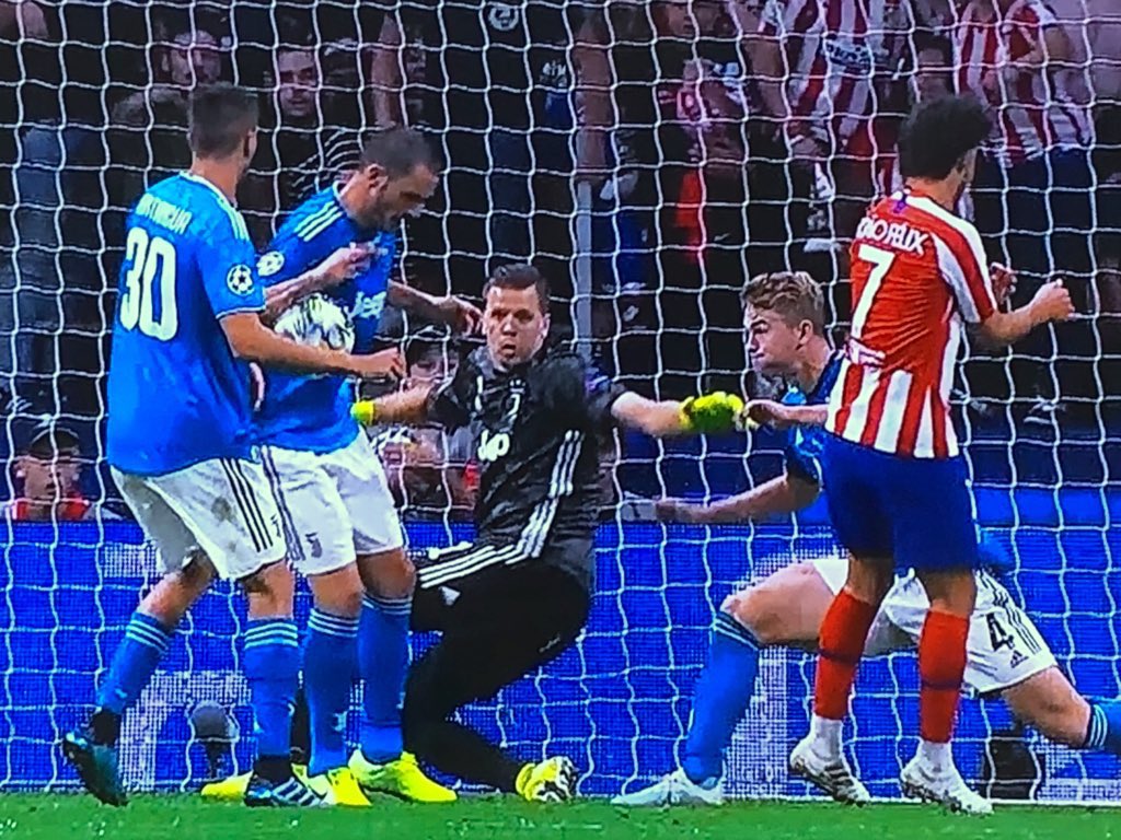 Radioestadio's tweet photo. ¿Debió el VAR pitar penalty por mano de Bonucci? 

#Radioestadio https://t.co/51zbSkdYtM