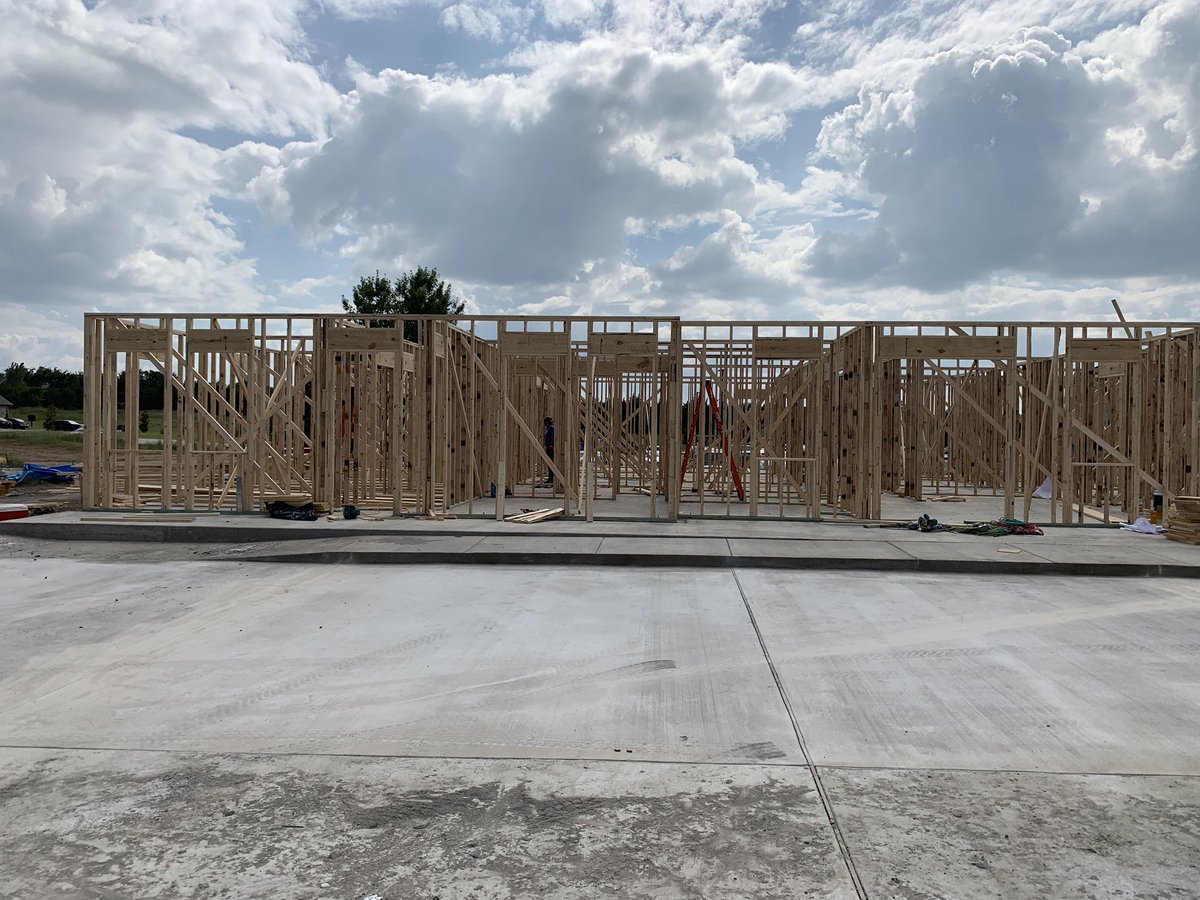 kirbdeb's tweet photo. New office is finally going up!! https://t.co/ihXRKCCbUN