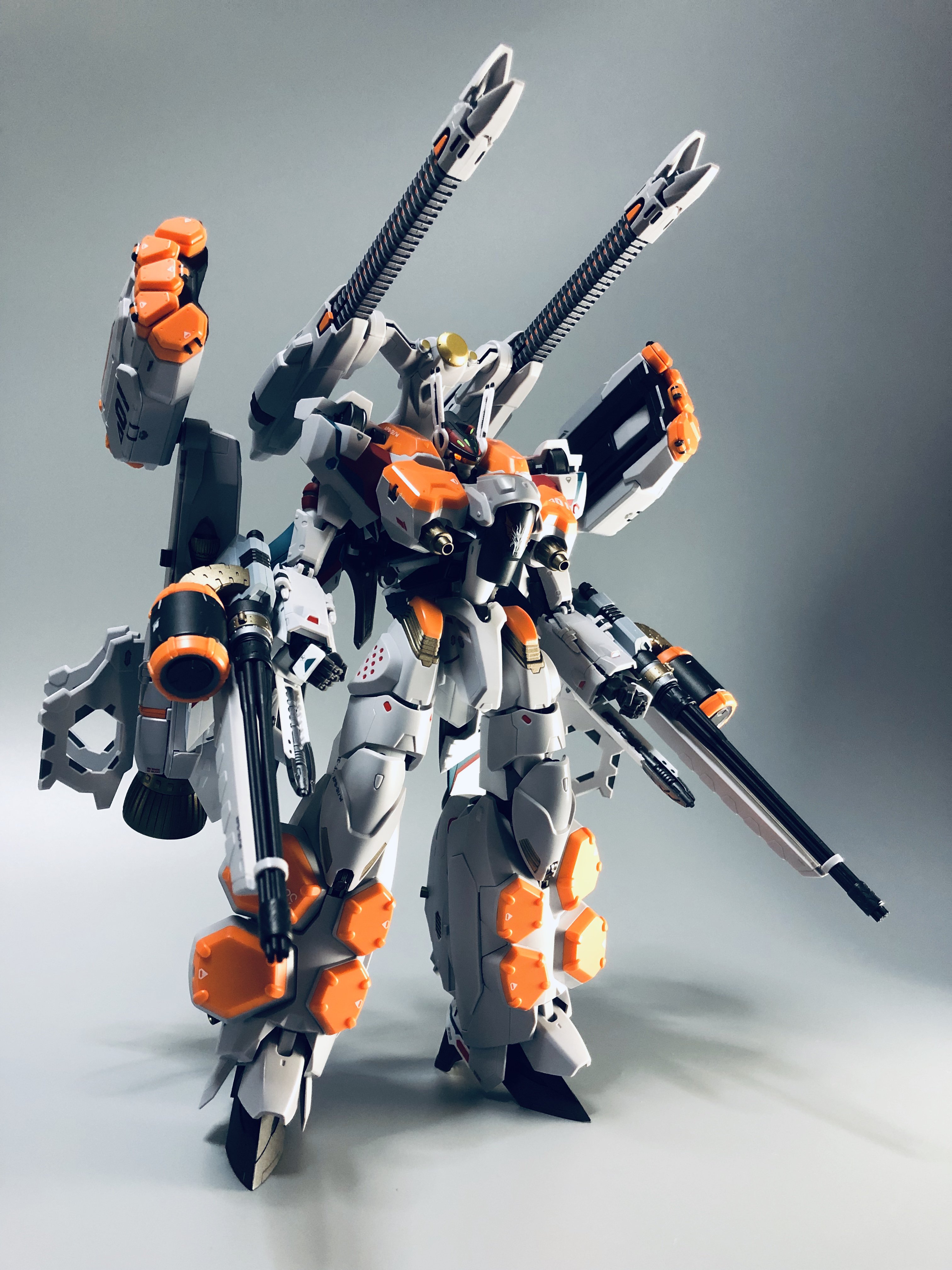 ラグナの金魚 Vf 31s アーマードジークフリード バトロイド形態 Vf 31sアーマードパック装備のバトロイド形態です 写真では自立させていますが 基本的に台座使用想定です 足首 股関節の保持ができず 自立させるために何度も倒れました 泣 破損に